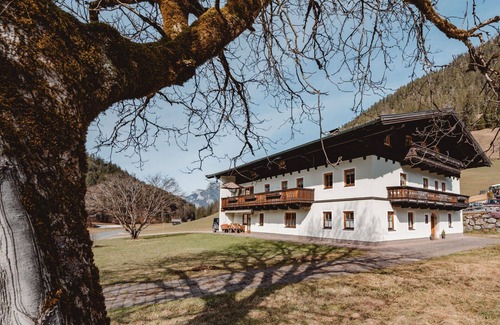 Sankt Martin bei Lofer Villa | Cosy apartment in villa for 3 guests with TV and balcony