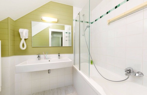 Neuville-sur-Ailette House | Cosy apartment in villa for 8 people with hot tub, pool, WIFI, TV, terrace and parking