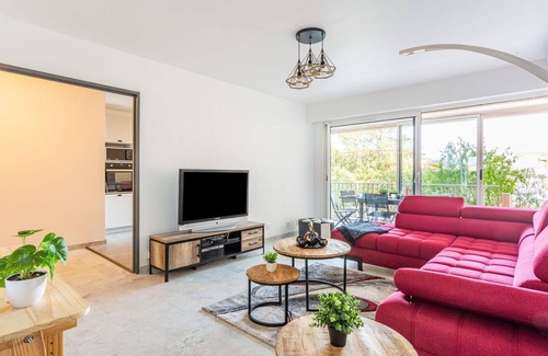 Saint-Laurent-du-Var Apartment | Cosy apartment for 6 people with pool, WIFI, A/C, TV, patio and pets allowed