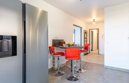 Saint-Laurent-du-Var Apartment | Cosy apartment for 6 people with pool, WIFI, A/C, TV, patio and pets allowed