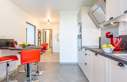 Saint-Laurent-du-Var Apartment | Cosy apartment for 6 people with pool, WIFI, A/C, TV, patio and pets allowed