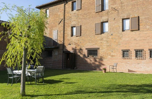 Castiglione del Lago House | Cosy apartment in villa for 18 guests with A/C, WIFI, hot tub, pool, TV, patio and pets allowed