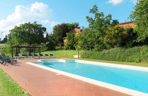 Castiglione del Lago House | Cosy apartment in villa for 18 guests with A/C, WIFI, hot tub, pool, TV, patio and pets allowed