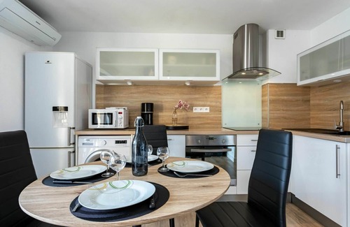 Les Hauts de Canet Apartment | Cosy apartment for 4 people with A/C, pool, WIFI, TV, terrace and pets allowed