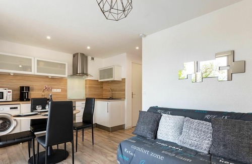 Les Hauts de Canet Apartment | Cosy apartment for 4 people with A/C, pool, WIFI, TV, terrace and pets allowed