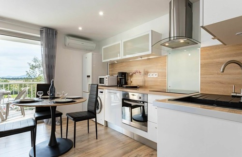 Les Hauts de Canet Apartment | Cosy apartment for 4 people with A/C, pool, WIFI, TV, terrace and pets allowed