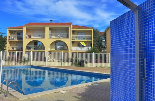 Les Hauts de Canet Apartment | Cosy apartment for 4 people with A/C, pool, WIFI, TV, terrace and pets allowed