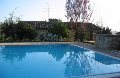 Colle di Val d'Elsa House | Cosy apartment in villa for 2 guests with pool, TV, patio and pets allowed