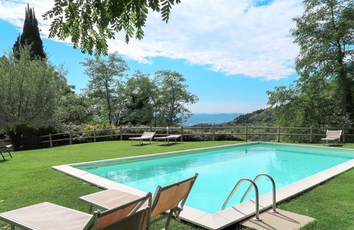 Sesto Fiorentino Villa | Cosy apartment in villa for 3 guests with pool, WIFI, TV, terrace and pets allowed