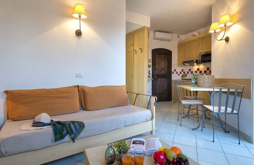 Canneddi Apartment | Cosy apartment for 4 people with pool, WIFI, A/C, TV, terrace and pets allowed