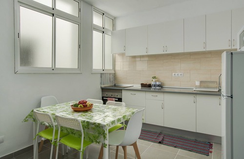 Vecindario Apartment | Cosy Apartment “2B El Amore” close to the Sea with Wi-Fi & Fans