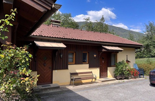 Treffen Villa | Cosy apartment in villa for 4 guests with WIFI, TV, patio and pets allowed