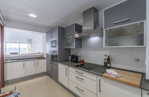 Telheiro Apartment | " Cosy apartment & balcony with Marina, garden, pool and skyline Lagos views"