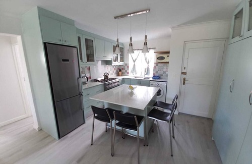 Hermanus Apartment | Cosy apartment by the ocean, located in a family friendly town.