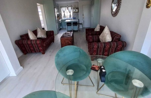 Hermanus Apartment | Cosy apartment by the ocean, located in a family friendly town.