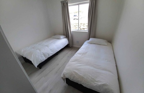 Hermanus Apartment | Cosy apartment by the ocean, located in a family friendly town.