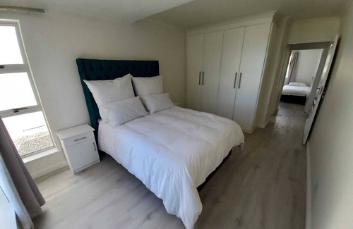 Hermanus Apartment | Cosy apartment by the ocean, located in a family friendly town.