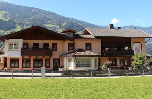 Stumm Apartment | Cosy apartment for 7 guests with WIFI, TV, patio, panoramic view and parking