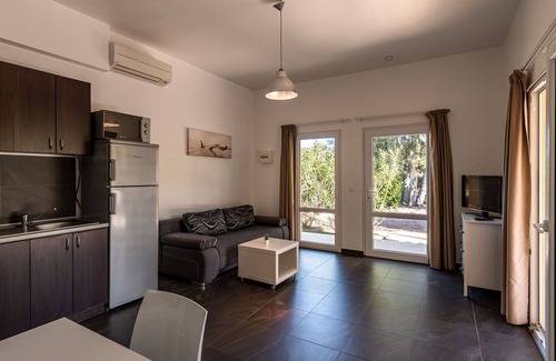 Favone Apartment | Cosy apartment for 4 people with A/C, pool, WIFI, TV, terrace and pets allowed