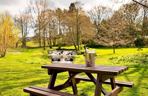 Thirsk Apartment | Cosy apartment for 6 guests with hot tub, pool, WIFI and terrace