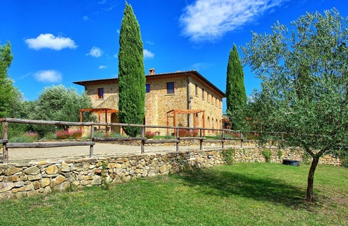 Simignano Apartment | Cosy apartment for 3 people with pool, WIFI, TV and pets allowed