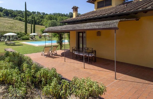 San Giovanni Valdarno Apartment | Cosy apartment for 6 guests with pool, WIFI, TV, terrace, pets allowed and parking