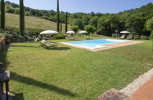 San Giovanni Valdarno Apartment | Cosy apartment for 6 guests with pool, WIFI, TV, terrace, pets allowed and parking