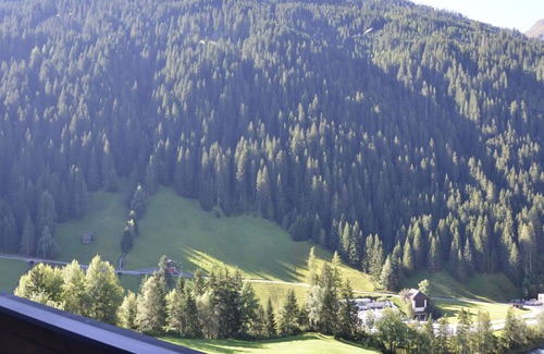 Landeck Apartment | Cosy apartment for 11 people with WIFI, TV and balcony