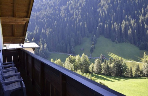 Landeck Apartment | Cosy apartment for 11 people with WIFI, TV and balcony