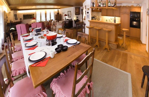 Saanen Apartment | Cosy apartment for 12 guests with WIFI, TV and terrace