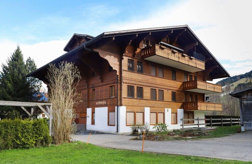 Saanen Apartment | Cosy apartment for 12 guests with WIFI, TV and terrace