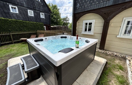 Grossschoenau Apartment | Cosy apartment for 12 guests with hot tub, WIFI, TV, patio and pets allowed