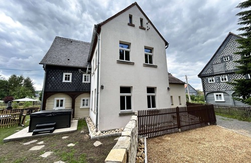 Grossschoenau Apartment | Cosy apartment for 12 guests with hot tub, WIFI, TV, patio and pets allowed