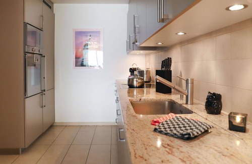 Montreux Apartment | Cosy apartment for 2 guests with WIFI, A/C, pool, TV, terrace and panoramic view