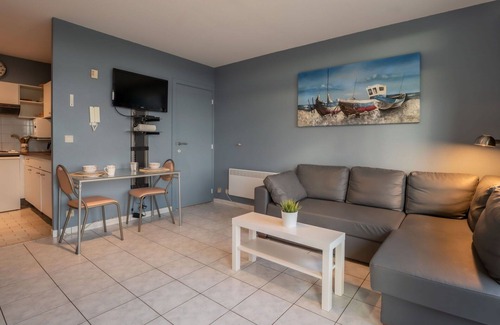 Bredene Apartment | Cosy apartment for 2 guests with WIFI, TV, balcony and pets allowed