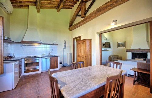 Castelnuovo Berardenga Apartment | Cosy apartment for 2 guests with pool, A/C, TV and panoramic view, close to Siena