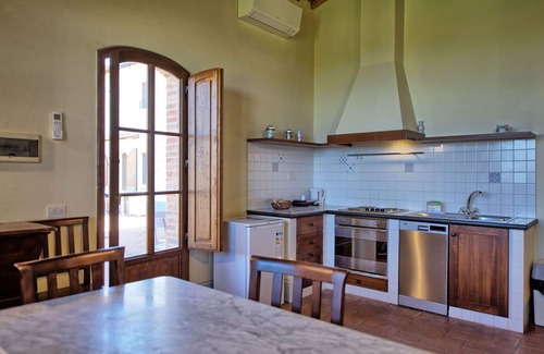 Castelnuovo Berardenga Apartment | Cosy apartment for 2 guests with pool, A/C, TV and panoramic view, close to Siena