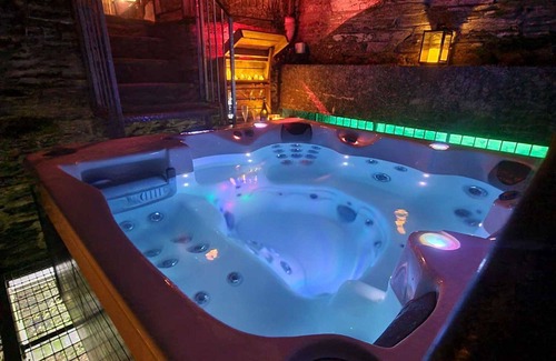 Fivelanes Apartment | Cosy apartment for 2 people with WIFI, hot tub, TV, patio and pets allowed