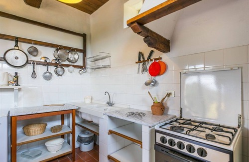 Pescia Apartment | Cosy apartment for 2 people with WIFI, pool, TV, patio and pets allowed