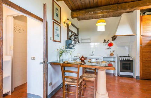Pescia Apartment | Cosy apartment for 2 people with WIFI, pool, TV, patio and pets allowed