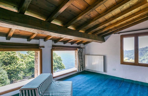 Pescia Apartment | Cosy apartment for 2 people with WIFI, pool, TV, patio and pets allowed