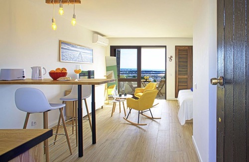 Patio Apartment | Cosy apartment for 2 guests with WIFI, pool, A/C, TV and balcony
