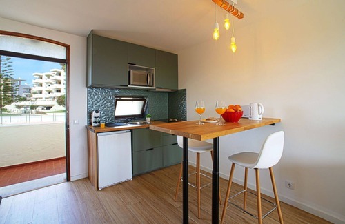 Patio Apartment | Cosy apartment for 2 guests with WIFI, pool, A/C, TV and balcony