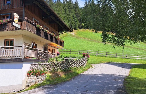 Filzmoos Apartment | Cosy apartment for 3 people with WIFI, terrace, pets allowed and panoramic view