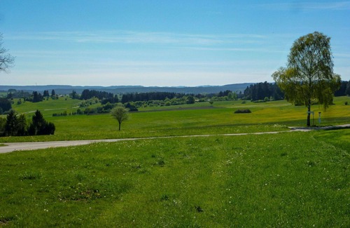 Loffingen Apartment | Cosy apartment for 3 people with pool, WIFI, TV, balcony, pets allowed and parking