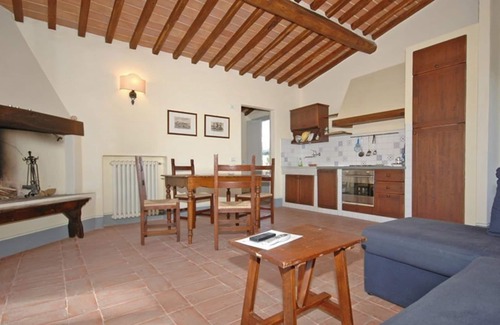 Montalcino Apartment | Cosy apartment for 3 people with A/C, pool, TV, pets allowed and panoramic view