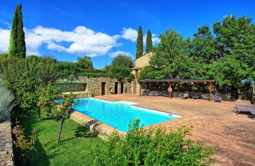 Montalcino Apartment | Cosy apartment for 3 people with A/C, pool, TV, pets allowed and panoramic view