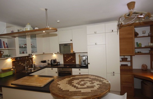Amras Apartment | Cosy apartment for 3 people with WIFI, TV, balcony and parking