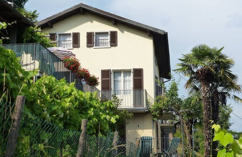 Carona Apartment | Cosy apartment for 3 people with WIFI, TV, patio, pets allowed and panoramic view