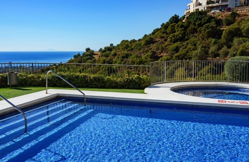 Marbella Apartment | Cosy apartment for 4 people with WIFI, A/C, pool, TV and terrace